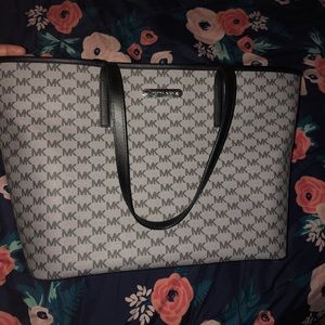 Authentic Michael Kors tote. Large!